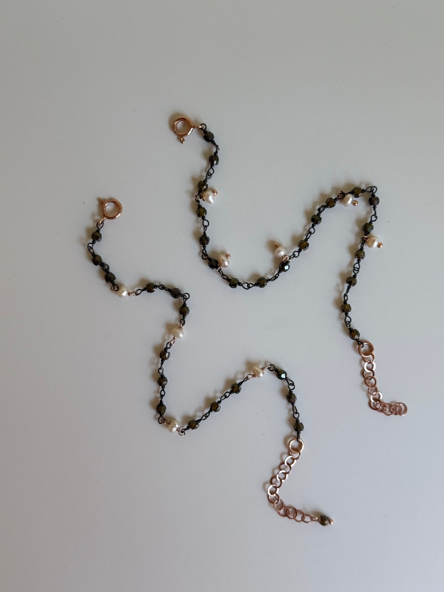 Bracciale brunito e perle