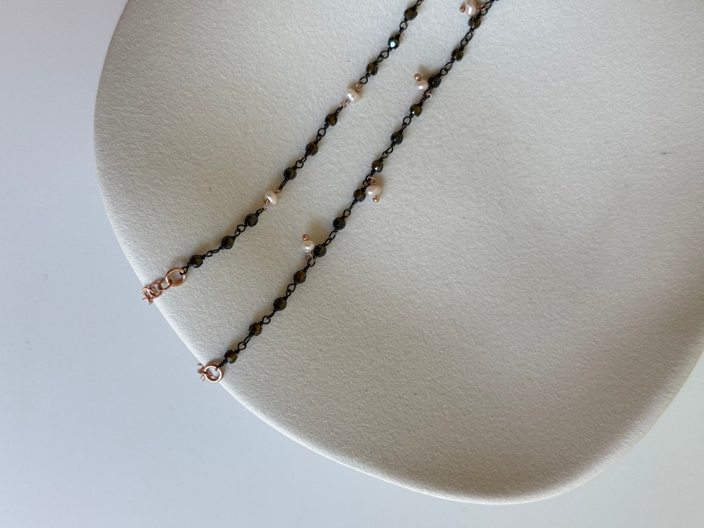 Bracciale brunito e perle
