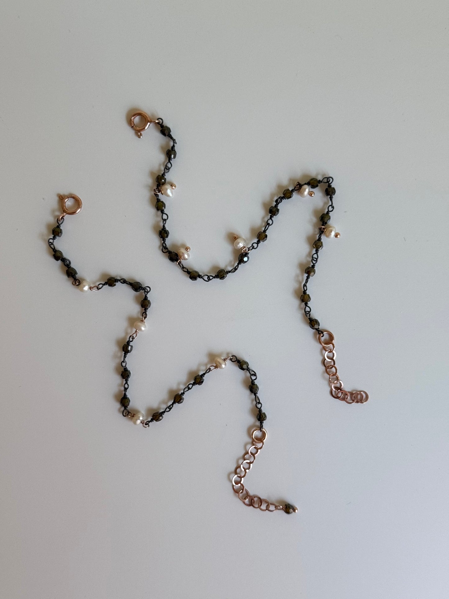 Bracciale brunito e perle