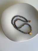 Choker rondelle grigie e medaglia