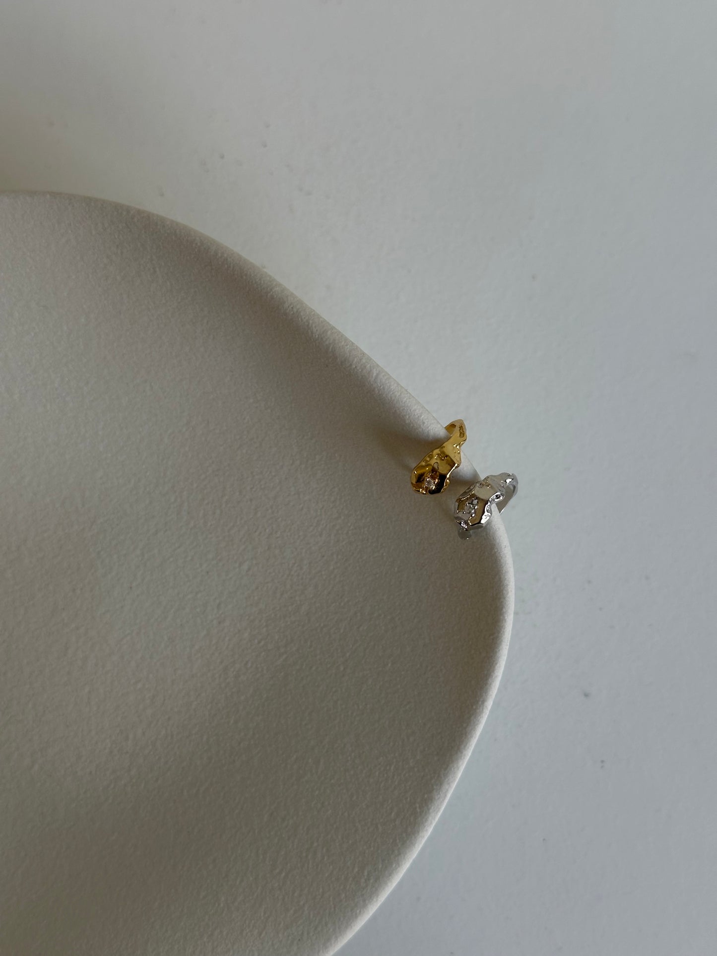 Earcuff materico con zircone