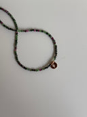 Girocollo pietre verdi e charm