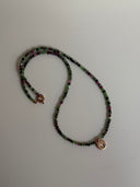 Girocollo pietre verdi e charm