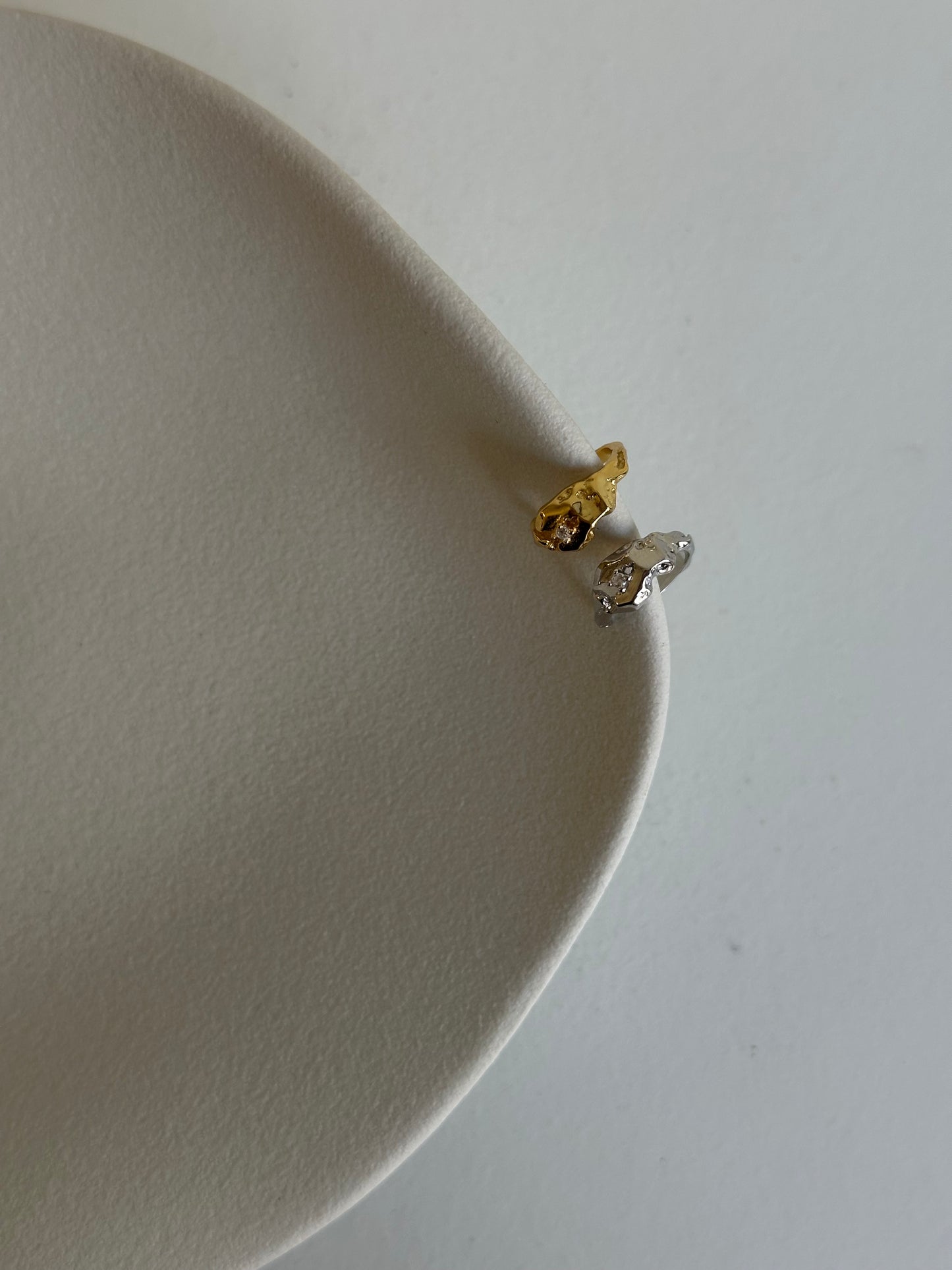 Earcuff materico con zircone