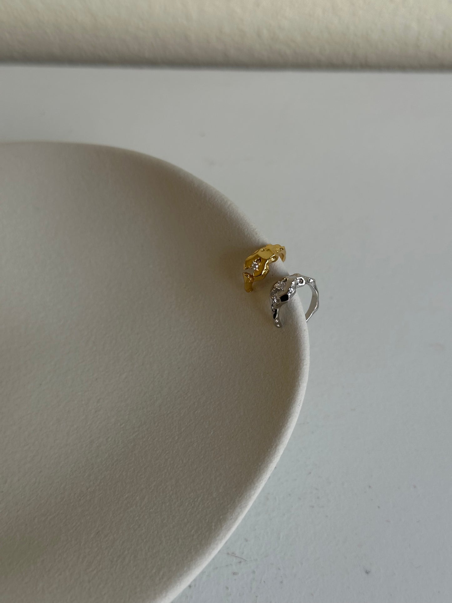 Earcuff materico con zircone