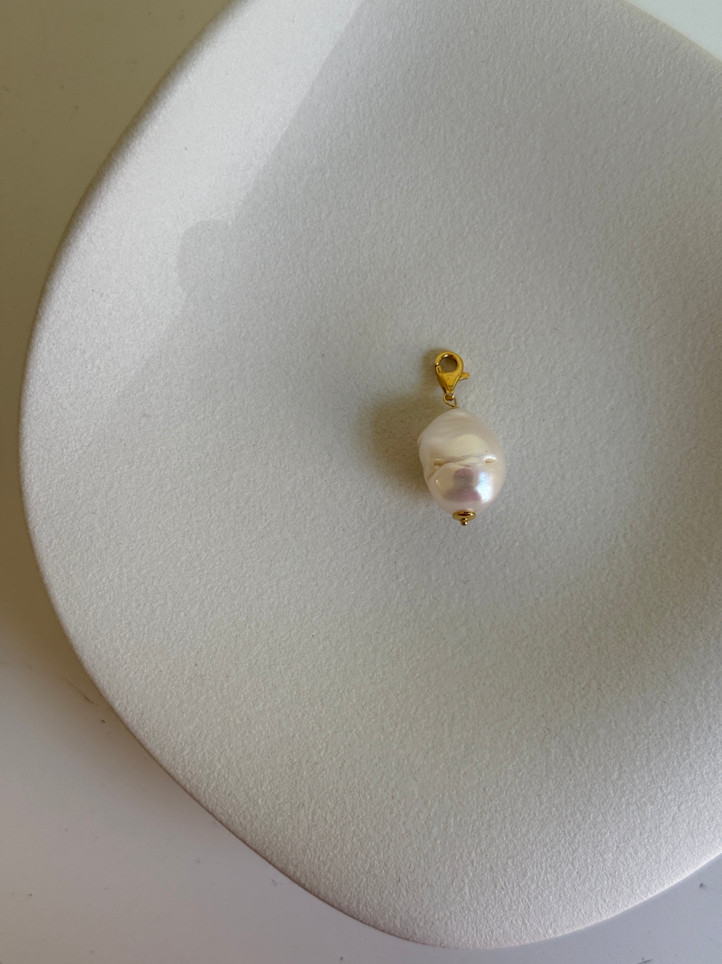 Perla Barocca Charm