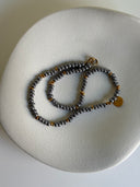 Choker rondelle grigie e medaglia